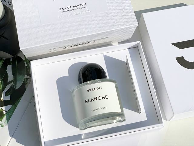 120原单品质 Byredo Blanche 白色浪漫 100Ml 这支也是典型的花香，偏小姑娘一点点，又有一点复古的感觉，是该品牌推出的第八款香水，名字取自公