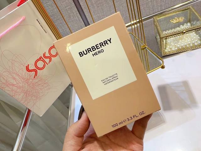 120原单品质 Burberry骏勇男士淡香水100Ml Hero 给我冲 官宣新任创意总监首发的第一款香 精选三种不同产地的雪松：喜马拉雅雪松、北非雪松、佛吉