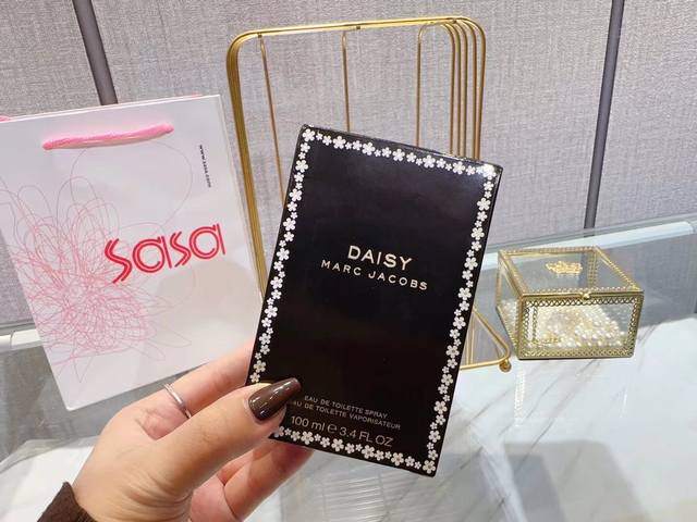 110原单品质 Marc Jacobs Daisy.小维菊女士香水 香调:明亮花香调 前调:草莓、紫罗兰、葡萄柚 中调:栀子花、紫罗兰花、茉莉花后调:香草、木兰