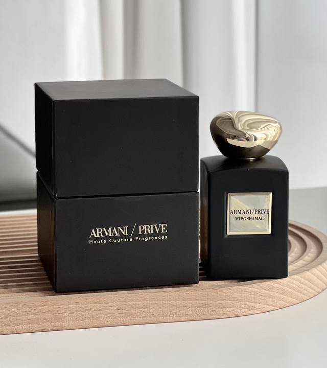 120原单品质 阿玛尼贵族香水沙尔马麝香 Armani Prive Musc Shamal 前调：醛柑橘 中调：玫瑰 茉莉 麝香 后调：琥珀 雪松 香草 此香水