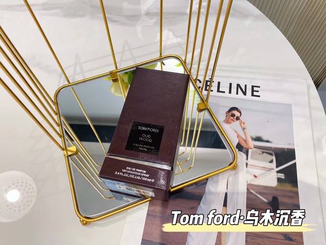 110原单品质 Tomford 乌木沉香 你别岀现在我黎明的梦里 我怕我醒来就抱不到你 前调:香草 零陵香豆 香根豆 中调:豆蔻 琥珀 花椒 后调:沉香 巴西红