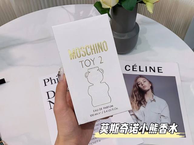 110原单品质 莫斯奇诺Moschino Toy2 新款小熊香水颜值实力并存 . 磨砂小熊-透明瓶身-金色Logo-芽黄色的香水-摇晃带来的气泡 ′▽｀ 少女情