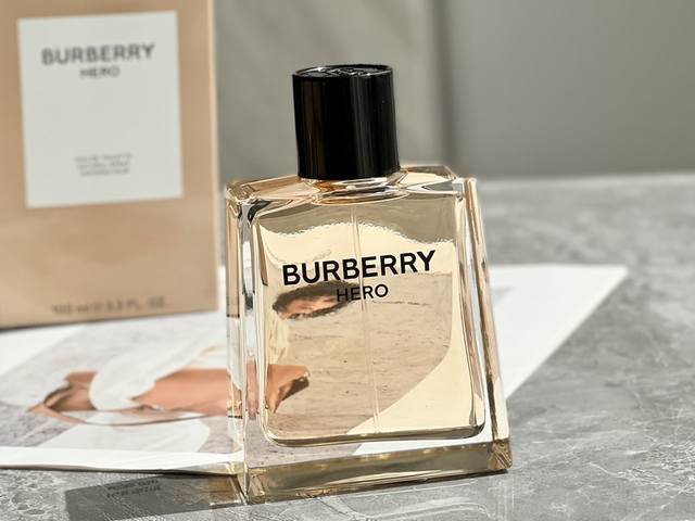 120原单品质 Burberry Hero 英雄香 能恰到好处地给我增添一丝酷感 初闻是带着柠檬的清新，而后涌上来的是杜松子黑胡椒的缠绵，尾调的雪松留下让人非常