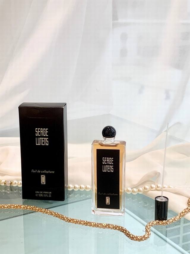 120原单品质 小众冷门温柔香水8月淡淡桂花香 -Serge Lutens 芦丹氏 八月夜桂花 玻璃纸之夜 温柔花香调 前调：柑橘，绿色调，水果调 中调：茉莉，