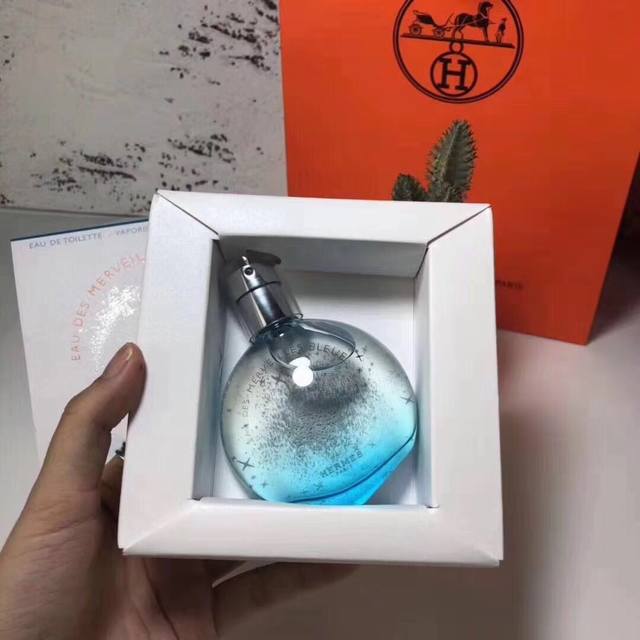 120原单品质 爱马仕蓝彩100Ml 香水今年出的新款在原本橘彩星光的基础上增加了海洋元素，闻起来清新自然适合夏天～最开始是被官方照片种草，这个颜值对于颜控来说