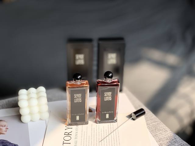 110原单品质 Serge Lutens 芦丹氏 1八月夜桂花50Ml的 属性：中性香 香调：东方花香调 气味：橘子 桂花 茉莉 绿叶 果香 康乃馨 百合 麝香