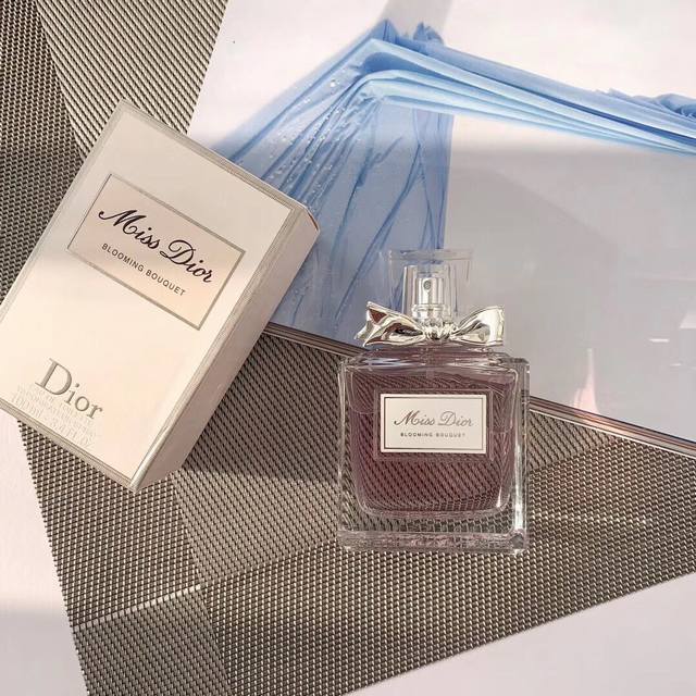 110专柜版 Dior 迪奥甜心小姐 Blooming Bouquet 花漾甜心淡香水100Ml 前调：西西里柑橘、橙花中调：牡丹、玫瑰尾调：广藿香、白麝香 花