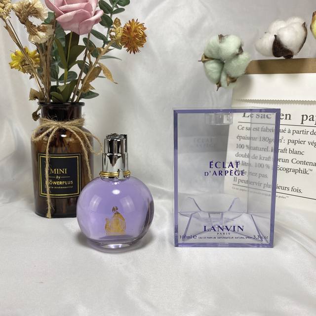 120 Lanvin 浪凡光韵女士Edp浓香水 100Ml 花果香调 清新持久 香调：温柔花香调 前香：柠檬叶、紫丁香 中香：桂花、红牡丹、紫藤花、蜜桃花、绿茶