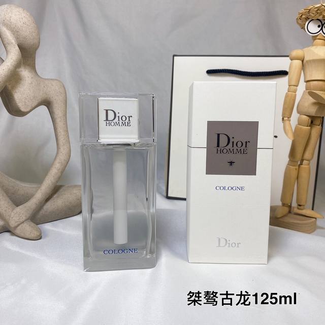 一比一 110 126359迪奥桀骜男士古龙水白盖125Ml！大胆无畏的优雅格调别出心裁的芳昋创作，兼具清新感与木香调，如水般清逸，释放瞬息便引人心阳刚硬朗的鸢