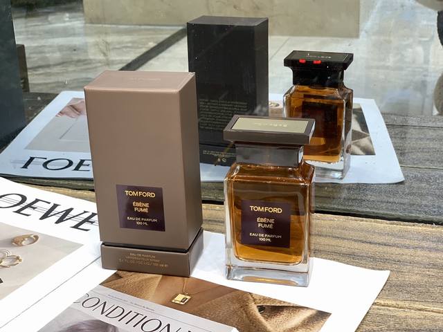 110原单品质 年Tom Ford新香Ebene Fume烟熏乌木100Ml 这个香上周一刚刚上市,之前其实我完全没有听过 今天在柜台看到还想着诶,圻出新香了