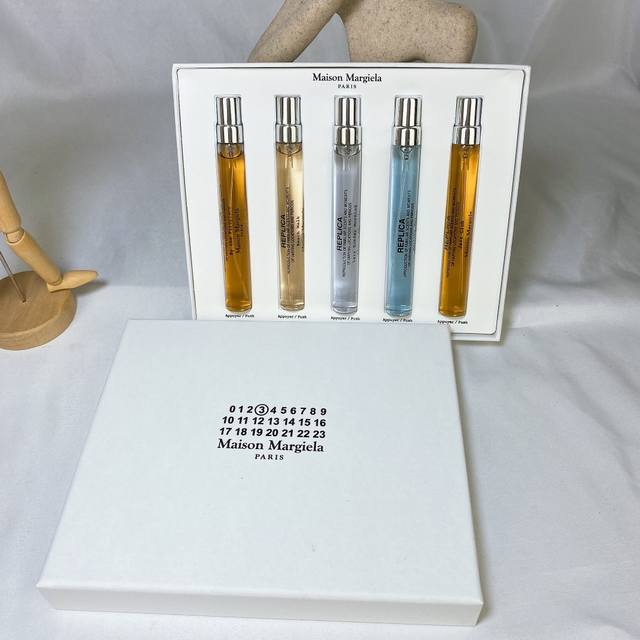 一比一 80 马丁马吉拉试管香水小样10Ml五件套！内含：10Ml×5带喷头。味道：沙滩漫步，慵懒周日，航海日记，爵士酒廊，壁炉火光。