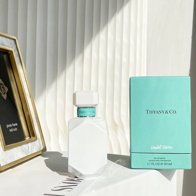 高品质 120 蒂夫尼限量雪球浓香水50Ml Tiffany香水瓶子的颜值，第一眼就让你爱上了他， 相对于经典的透明瓶身多了一丝可爱的味道，搭配上经典的Tiff