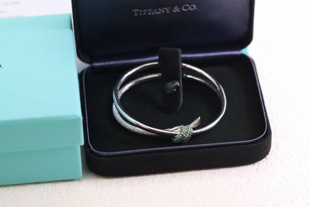 P410新品推荐 Tiffany&Co. T Knot系列 绿钻绳结手镯 灵感源自纽约街头标志性的建筑元素。 T Knot系列采用精湛技艺和创意巧思，以玲珑 有