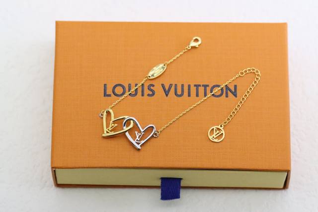 P230热销款推荐 Louisvuitton Fall In Love系列心动爱心手链 情人节限定Fall In Love系列，七夕心动造型，心动暗语，灵巧心形