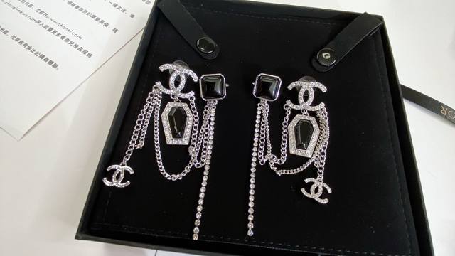 P100Chanel 双C链条重工耳环 运用质量上乘的黄铜材质与金属打造 纹路清晰有规律，质感极好，简洁优雅，时尚同时又显气质！