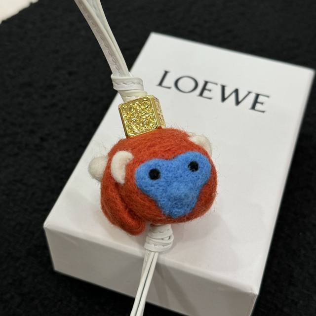 P200-新品 罗意威Loewe 毛毡和牛皮革猴子挂饰 挂件 颜色：深红色 毛毡蘑菇挂饰，饰有牛皮革环带和Anagram骰子。 采用进口小牛皮 可挂于包包，其萌