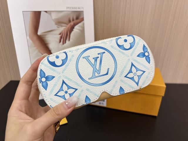 150新品15色现货 独家原单 大号眼镜盒 配送图片全套专柜包装 新款 Louis Vuitton 新款Woody眼镜盒 墨镜盒 编码G10654 顶级进口Pu