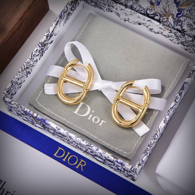 迪奥 2023新款金色出货一线大牌都爱的dior 迪奥 新品字母耳环。金属质感逆袭版字母潮范儿抢风头 完全胜任现代年轻人街拍、度假时尚搭成为夏日最炙手的时髦单品