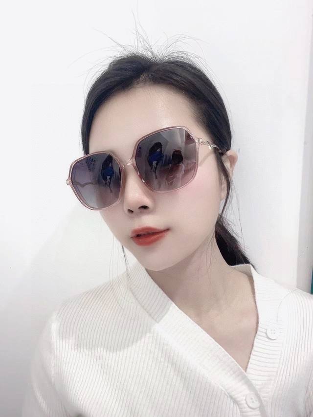 新款chanel香奈儿原单品质女士偏光太阳镜进口宝丽来高清偏光镜片。官网同步发售，时尚大气，出行必备款，买到就是赚到