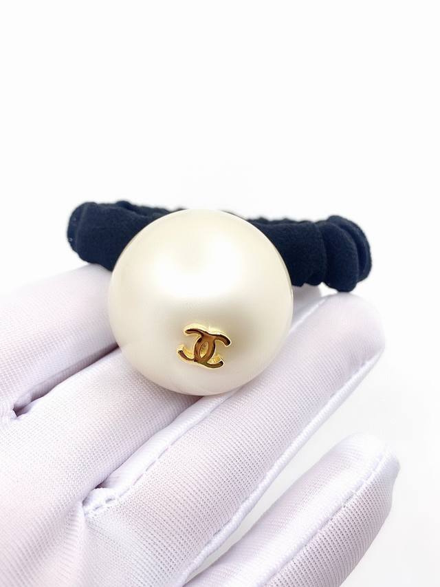 Chanel New Arrival 经典发绳 人手必备的发圈 没有之一黄铜镀18K金 可以卖好几百的货 这款发圈非常精工 无论从珍珠色泽还是发绳部分 都无可挑