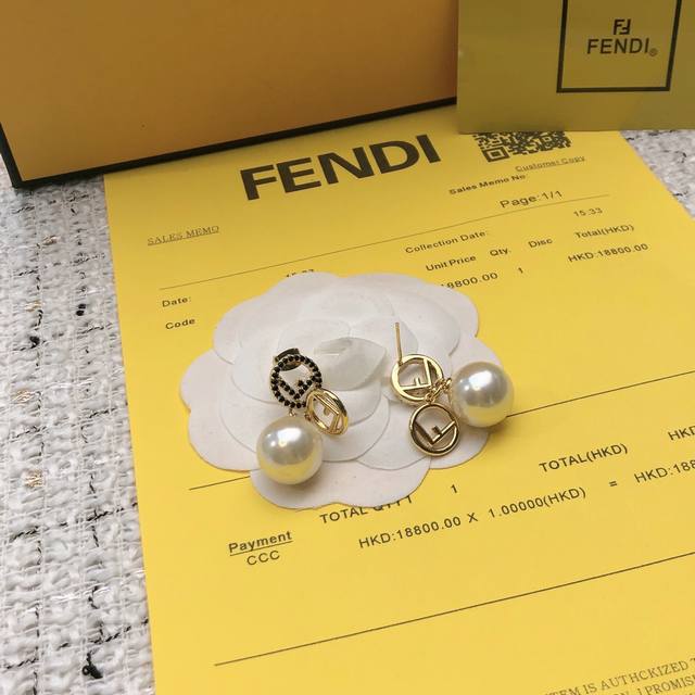 新款 Fendi 芬迪 Logo耳钉 高端定制 爆款新款 简单大方 华丽登场 ，很难见到如此熟悉 素雅的耳钉，精致 非常适合日常搭配，宝宝们，这个绝对值得入