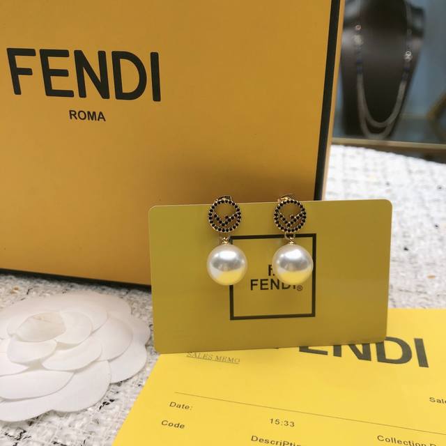 新款 Fendi 芬迪 Logo耳钉 高端定制 爆款新款 简单大方 华丽登场 ，很难见到如此熟悉 素雅的耳钉，精致 非常适合日常搭配，宝宝们，这个绝对值得入