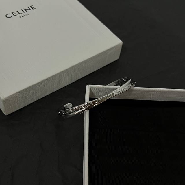 Celine 赛琳 手镯 品牌一直是卓越品质和精致时尚的代名词，来自法国的céline,在设计创意总监phoebe Philo女士引领下,以利落廓形,奢华材质,