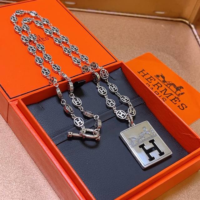 Hermes 爱马仕项链 H圆盘系列首饰 进口定制.高端链条经典搭配 新品 简单时尚专柜一致 火爆款出货 设计独特 前卫 男女必备款！