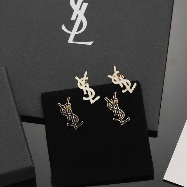 Ysl 圣罗兰 耳钉原装黄铜材质 Yves Saint Laurent 创立于1961年 优雅抽象大胆别致的设计风格使它成为奢华时尚界著名的品牌之一。引领精致、