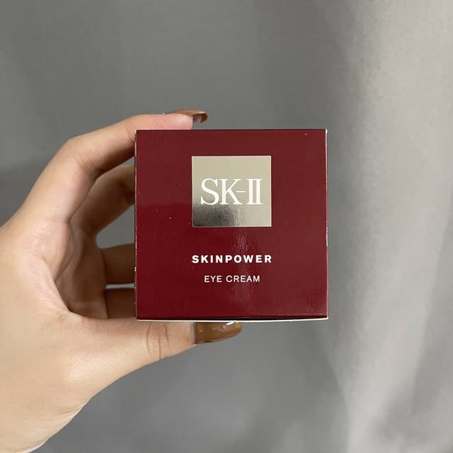 普通版 Sk2小红瓶眼霜15Ml！觉得海蓝之谜贵的，可以试试这款：SkⅡ大红瓶眼霜，滋润又不厚重，不会长脂肪粒，绝对是对付眼部小细纹的能手，Sk2 立体紧致修护