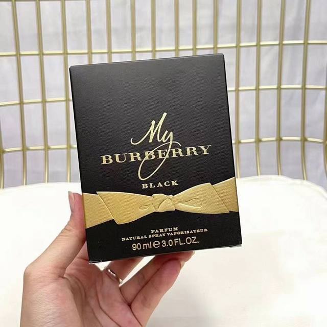 巴宝莉香水 Ml黑专属实拍到货巴宝莉黑色专属香水 Mlmy Burberry Black我的巴宝莉黑色版parfum黑色专属女士香水 Ml，香味上以轻盈的茉莉花