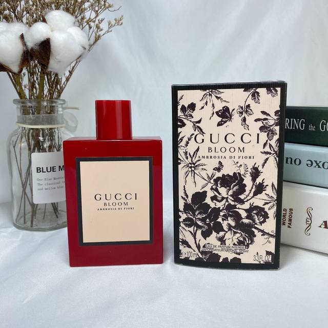 原单品质 古驰gucci限量版红瓶bloom香水100Ml，，Gucci的这款绽放香水，第一眼便吸引到我。瓶身是娇媚的粉白色系 大气干净。前调的茉莉和晚香玉的味