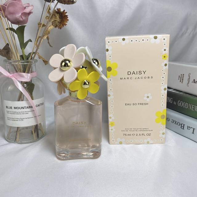 原单品质 马克雅克布daisy粉色清甜小雏菊花语女士淡香水75Ml 香调：清甜花果香 前味：覆盆莓、红葡萄柚、青翠绿叶、洋梨 中味：紫萝兰、野生玫瑰、苹果花、荔