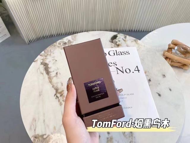 原单品质 ?bène Fumé 烟熏乌木100Ml 这个香上周一刚刚上市，之前其实我完全没有听过 今天在柜台看到还想着诶，Tf出新香了？ 一试立马就搞了，根本就