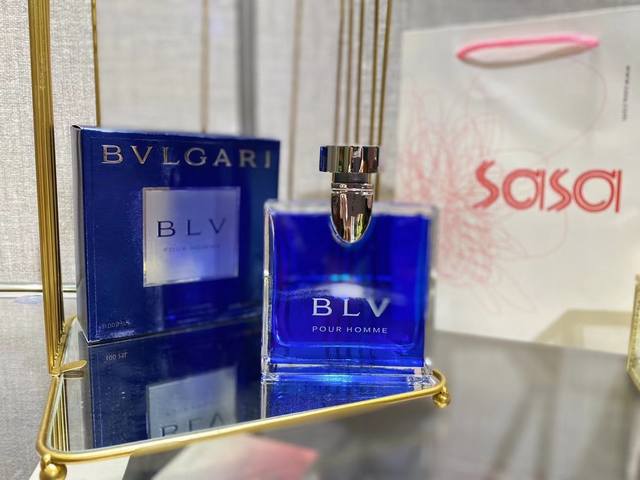 原单品质 Blv宝格丽蓝茶男香100Ml 第一次闻到的时候是在和男朋友出去玩时，他身上飘出的味道出奇地好闻！是特别温柔清淡的木质香。像被一缕阳光照射的森林，悄悄