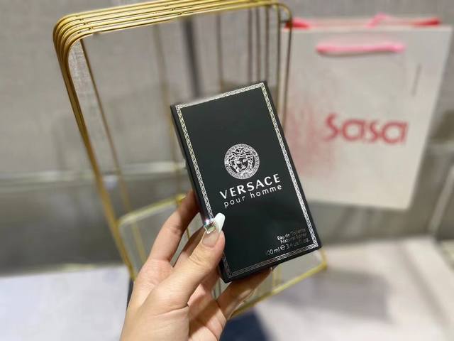 原单品质 范思哲 “斩女香”，让人忍不住投怀送抱的香！同名男士100Ml 一直觉得闻香识人是不会错的 有品的人身上总带着令人满意的香气 今天get一瓶经典香水