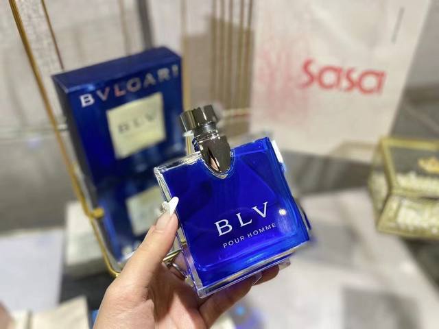 原单品质 Blv宝格丽蓝茶男香100Ml 第一次闻到的时候是在和男朋友出去玩时，他身上飘出的味道出奇地好闻！是特别温柔清淡的木质香。像被一缕阳光照射的森林，悄悄