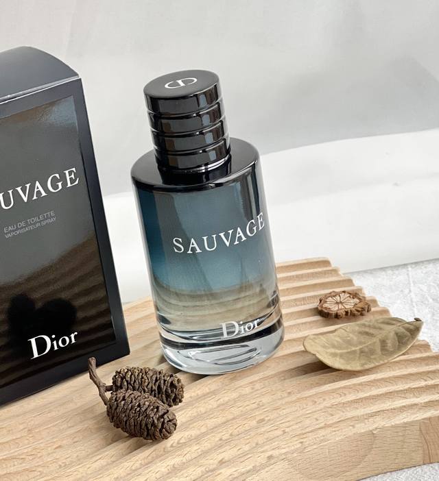 原单品质 迪奥旷野男士淡香氛 Dior Sauvage 一上来就是卡拉布里亚香柠檬微冲的酸爽，像股强劲凉风，配着胡椒的辛辣，又爽又辣，非常经典的男香气息，狂野而