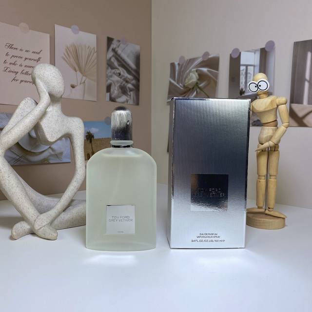 汤姆 福特灰色香根草100Ml Tomfordgreyvetiver,2009 调香师：Harry Fremont 香调：辛辣木质调 前调：葡萄柚橙花鼠尾草 中