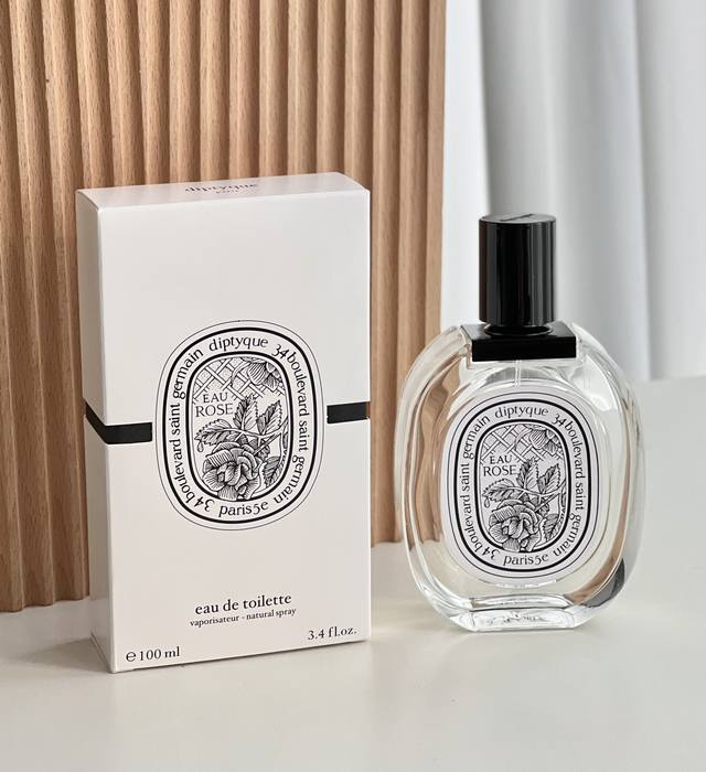 原单品质 Diptyque Eau Rose 蒂普提克玫瑰之水 喷出来的瞬间就好像进去了清晨的花园 点缀着绿植和各色清新小花中 发现几朵含苞的玫瑰 没有盛放的媚