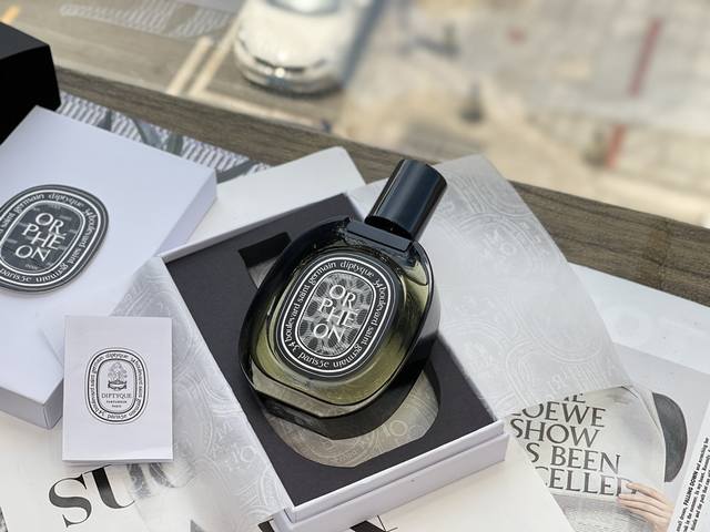 原单品质 蒂普提克黑标爵梦 Diptyque Orpheon 75Ml。 前调:杜松子 中调:茉莉 尾调:脂粉、雪松、零陵香豆 此款是为庆祝diptyque 6