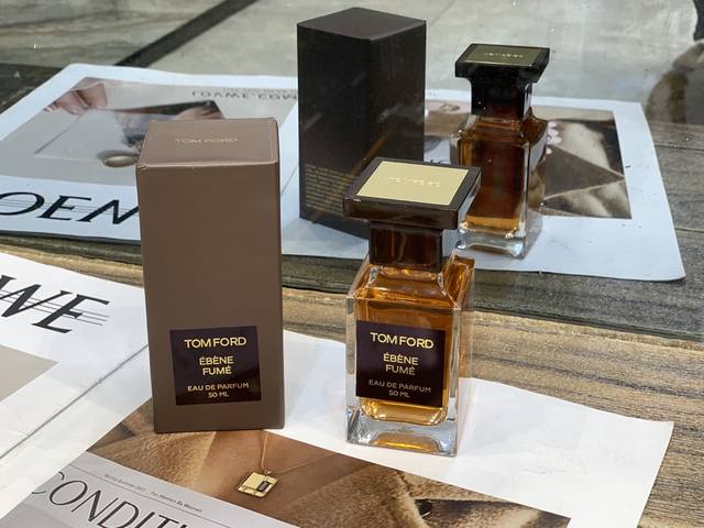 原单品质 2021年tom Ford新香ebene Fume烟熏乌木 这个香上周一刚刚上市,之前其实我完全没有听过 今天在柜台看到还想着诶,圻出新香了 一试立马