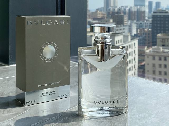 原单品质 宝格丽大吉岭茶原版，Bvlagri Pour Homme.1996 瓶身透明几乎没什么颜色，一款非常非常典型的男友香，就是那种夏天夜晚余热刚过，男生洗 - 点击图像关闭