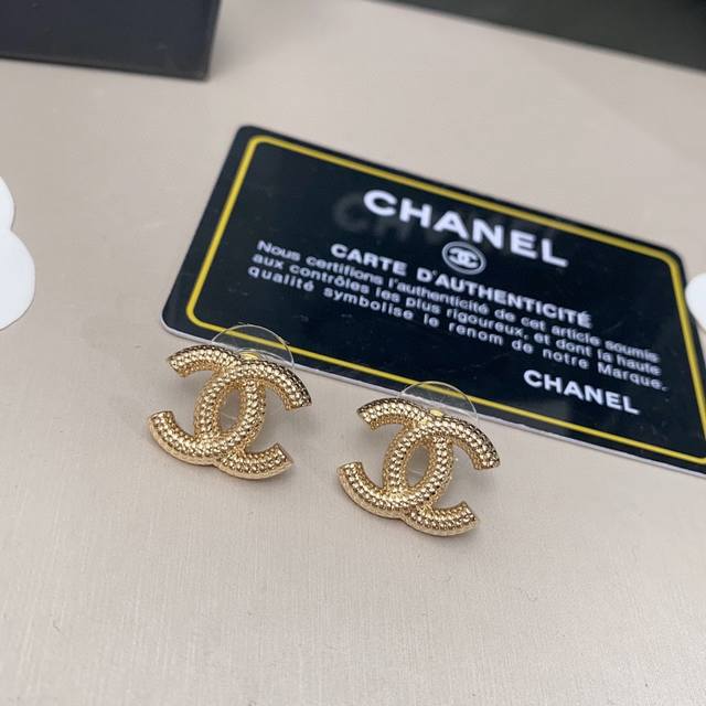 Chanel 小香 秋冬新品 双c 耳钉 经典百搭 少女心爆棚 超甜美的一款耳环 原版一致黄铜材质 本年度超火爆的单 耐看完美 - 点击图像关闭