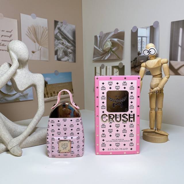 恩思恩热恋新款限量粉色双肩包75Ml Mcm Crush,2024 品牌：恩思恩 属性：女香 香调：木质花香调 前调：梨粉红胡椒黑加仑蜂蜜 中调：木兰玫瑰牡丹