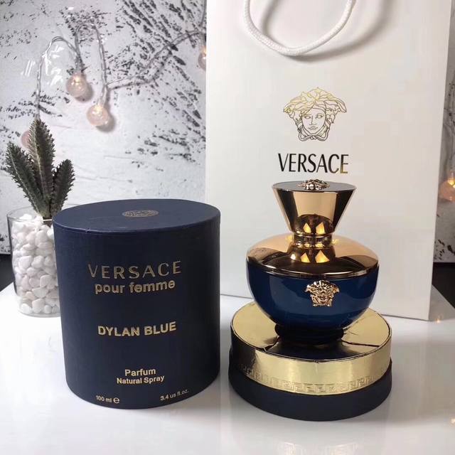 Versace 范思哲 Dylan Blue海神女士香水100Ml香调:花香果香调前调:黑加仑 苹苹果 三叶草 勿忘我 紫苏中调:野玫瑰果 玫瑰 茉莉 桃子 浅