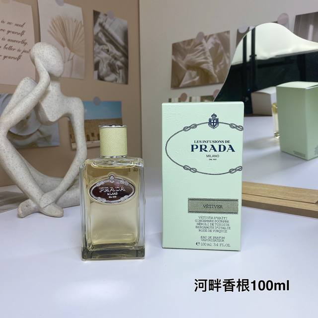 河畔香根 香根青草100Ml Prada 普拉达 糅合许多特殊香料，散发出神秘优雅的迷人气息。香根草的轻柔使龙莴、马达加斯加胡椒和 紫生姜活跃起来，仿佛轻触温柔