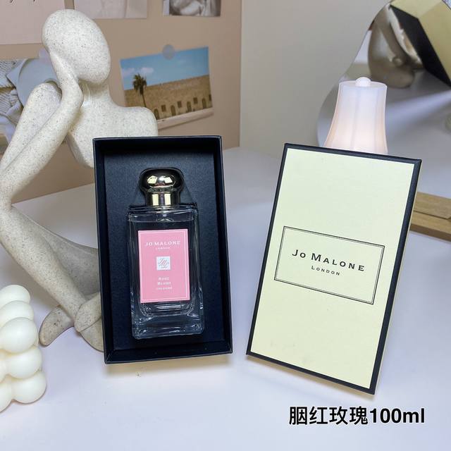 祖玛珑胭红玫瑰100Ml Jo Malone Rose Blush Cologne,2023 品牌：祖马龙 属性：女香 香调：花香调 前调：荔枝罗勒 中调：玫瑰