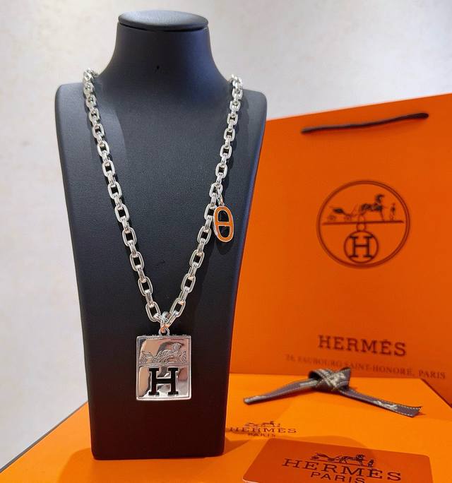 真的会心动 Hermes 爱马仕项链 猪鼻子h项链系列首饰 进口材质定制.实物质感是真的好 果然大牌的经典款百看不腻 高端链条经典搭配 新品 简单时尚专柜一致