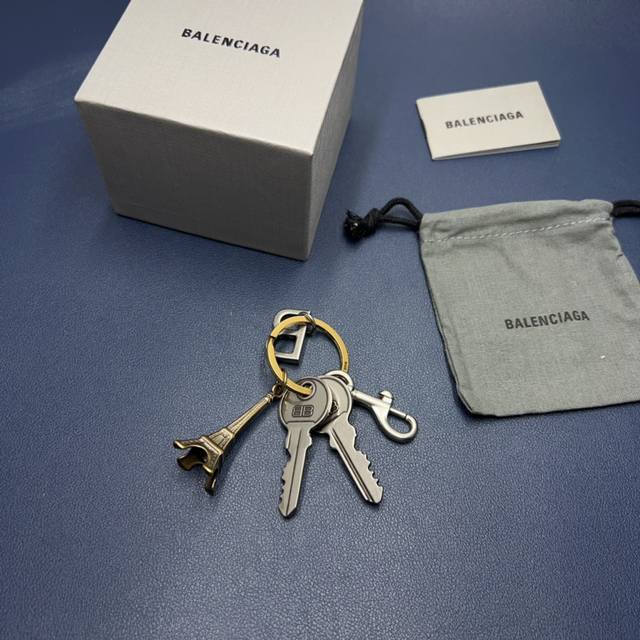 巴黎世家 Balenciaga 24Ss小挂件多元素简约钥匙扣 对版钢印包包挂饰搭配衣服超好看 ！